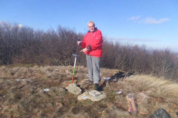 Подновиха панорамния кръг на връх Малък Търсовец и указателните стрелки в района на язовир “Копринка“ / Новини от Казанлък
