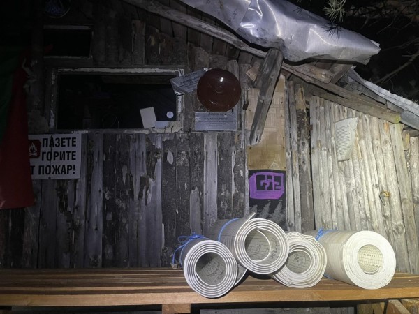 Доброволци подсигуриха новите маси и пейки с балатум в заслона на Саръяр