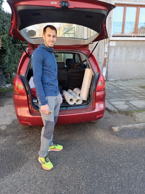 Доброволци подсигуриха новите маси и пейки с балатум в заслона на Саръяр