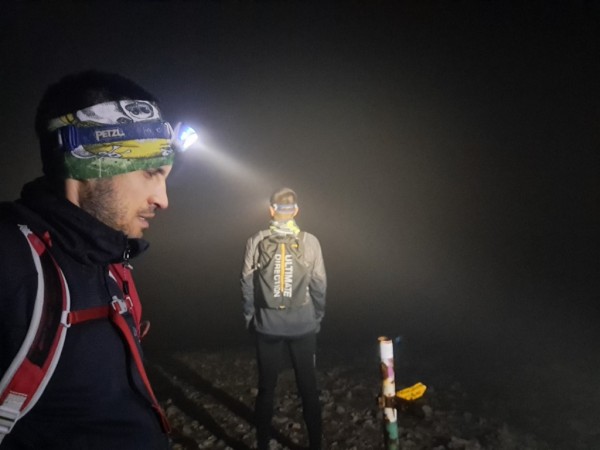 Доброволци подсигуриха новите маси и пейки с балатум в заслона на Саръяр