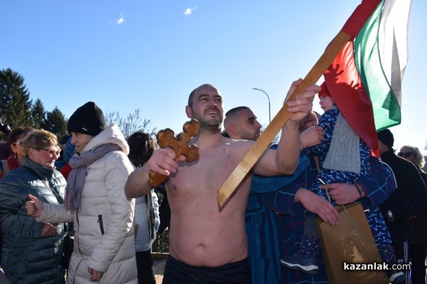 Христовият кръст в Казанлък е спасен от Димитър Кацаров / Видео