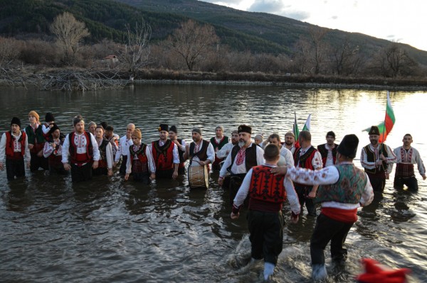 Марио Григоров спаси кръста в Шипка