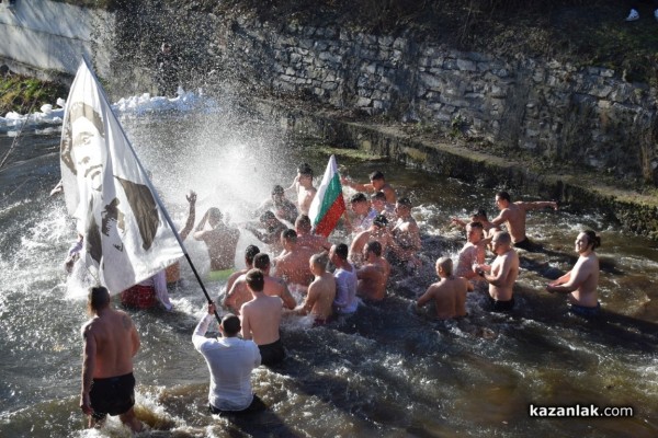 Христовият кръст в Казанлък е спасен от Димитър Кацаров / Видео