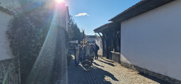 Христовият кръст в Казанлък е спасен от Димитър Кацаров / Видео