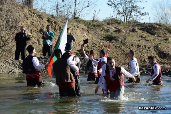 В Бузовград 25–годишният Георги Кънев хвана богоявленския кръст