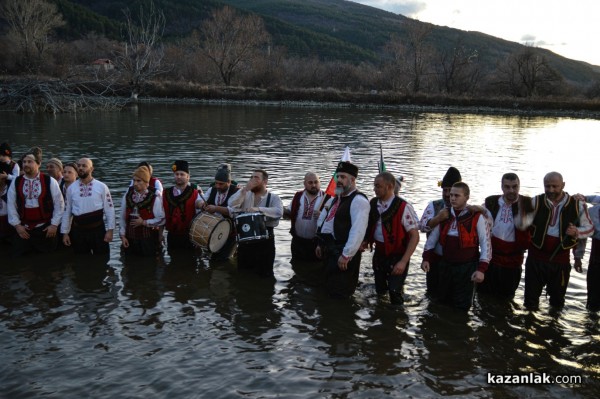 Марио Григоров спаси кръста в Шипка