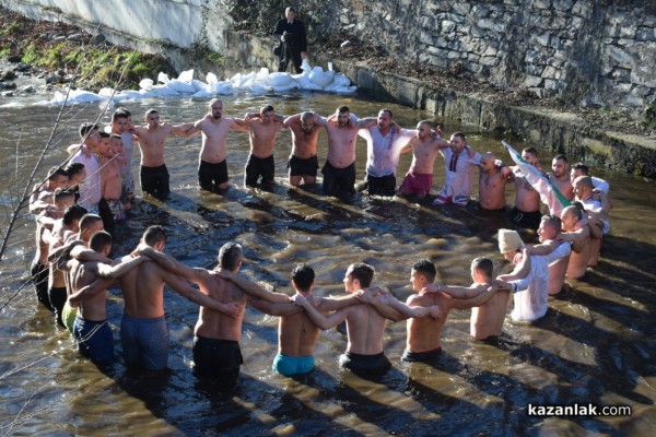 Христовият кръст в Казанлък е спасен от Димитър Кацаров / Видео