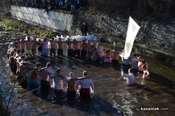 Христовият кръст в Казанлък е спасен от Димитър Кацаров / Видео
