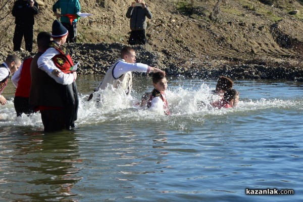 В Бузовград 25–годишният Георги Кънев хвана богоявленския кръст