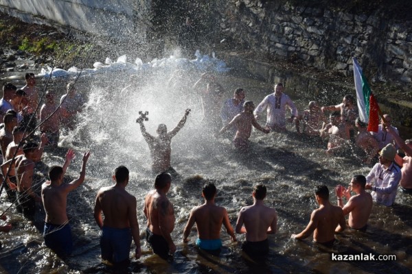 Христовият кръст в Казанлък е спасен от Димитър Кацаров / Видео