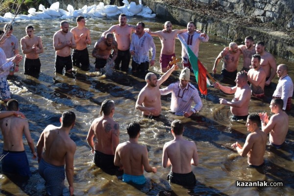 Христовият кръст в Казанлък е спасен от Димитър Кацаров / Видео
