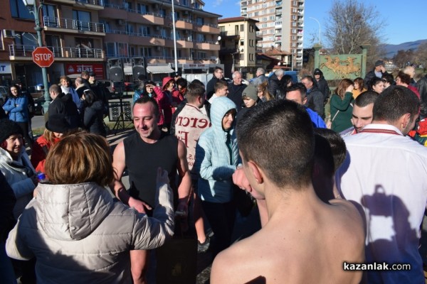 Христовият кръст в Казанлък е спасен от Димитър Кацаров / Видео