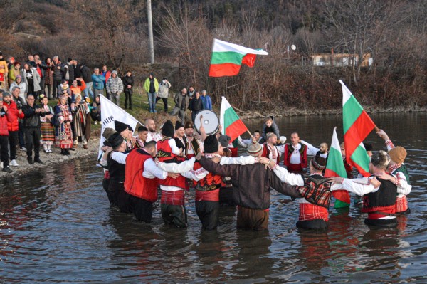 Марио Григоров спаси кръста в Шипка