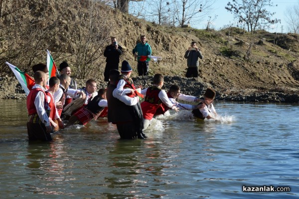 В Бузовград 25–годишният Георги Кънев хвана богоявленския кръст