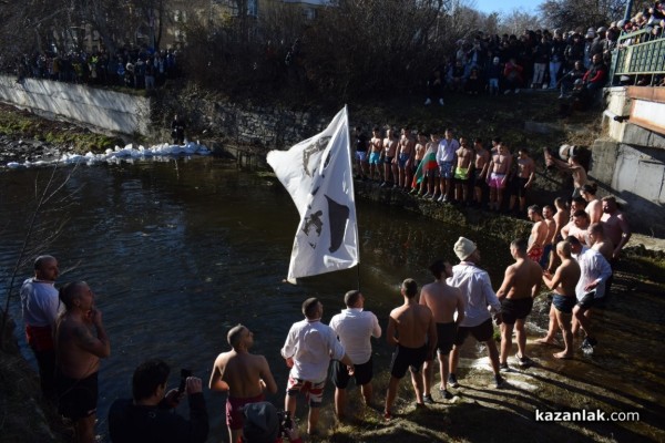 Христовият кръст в Казанлък е спасен от Димитър Кацаров / Видео