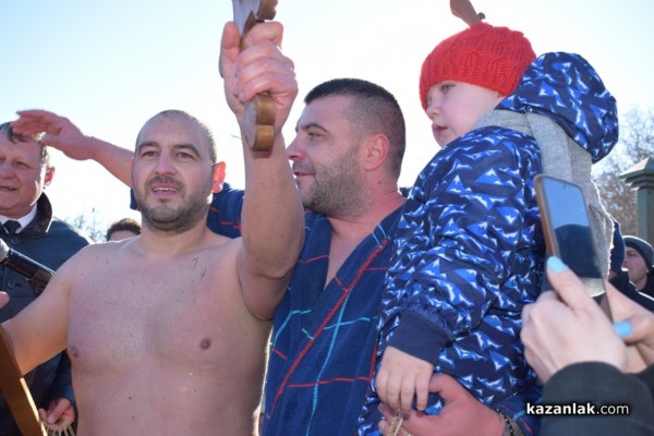 Христовият кръст в Казанлък е спасен от Димитър Кацаров / Видео