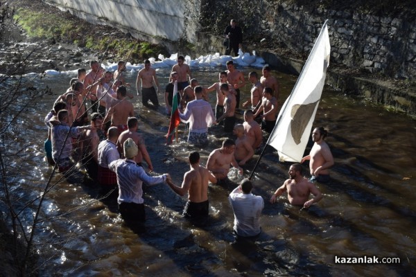 Христовият кръст в Казанлък е спасен от Димитър Кацаров / Видео
