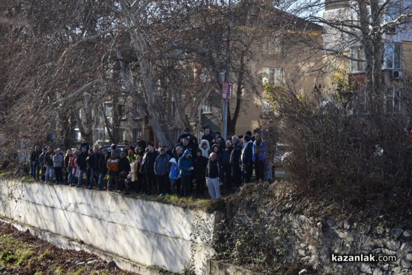 Христовият кръст в Казанлък е спасен от Димитър Кацаров / Видео