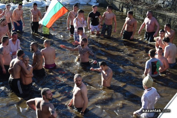 Христовият кръст в Казанлък е спасен от Димитър Кацаров / Видео