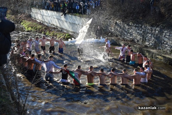 Христовият кръст в Казанлък е спасен от Димитър Кацаров / Видео