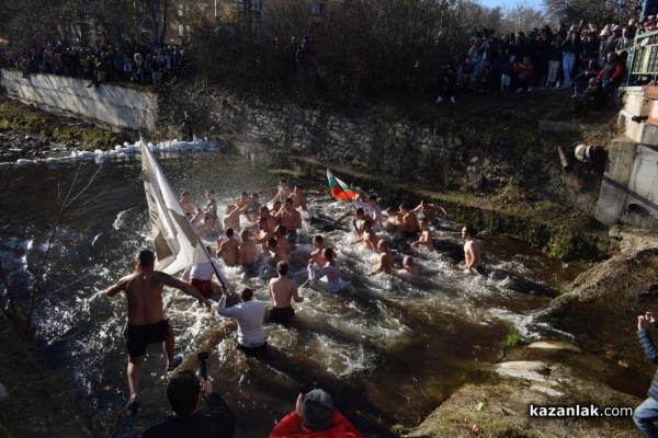 Христовият кръст в Казанлък е спасен от Димитър Кацаров / Видео