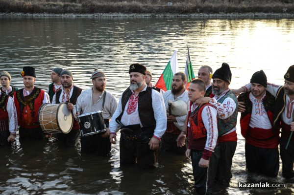 Марио Григоров спаси кръста в Шипка