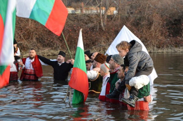 Марио Григоров спаси кръста в Шипка