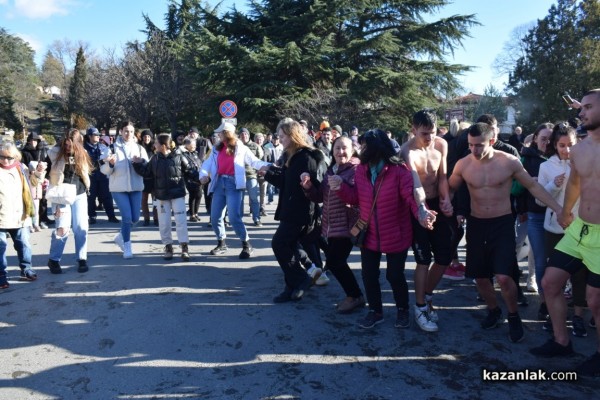 Христовият кръст в Казанлък е спасен от Димитър Кацаров / Видео