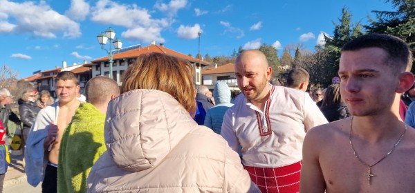 Христовият кръст в Казанлък е спасен от Димитър Кацаров / Видео