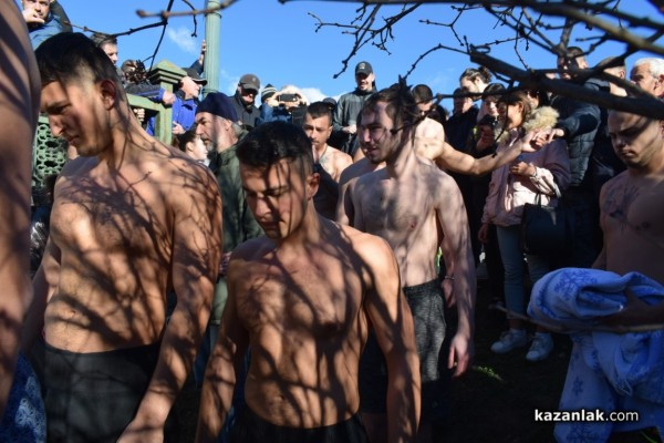 Христовият кръст в Казанлък е спасен от Димитър Кацаров / Видео