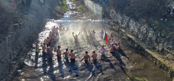 Христовият кръст в Казанлък е спасен от Димитър Кацаров / Видео