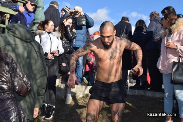 Христовият кръст в Казанлък е спасен от Димитър Кацаров / Видео