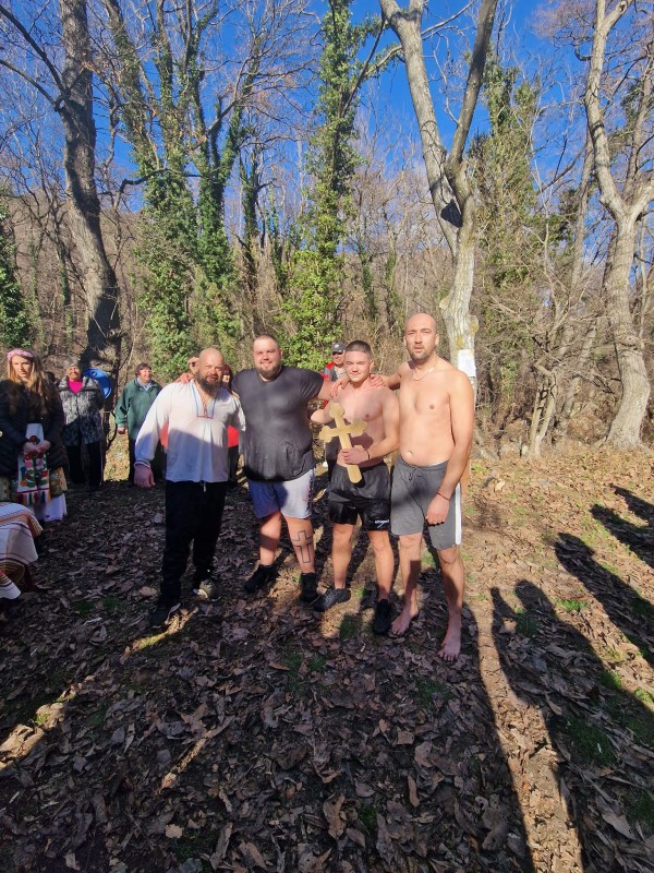 18-годишен извади кръста в Мъглиж