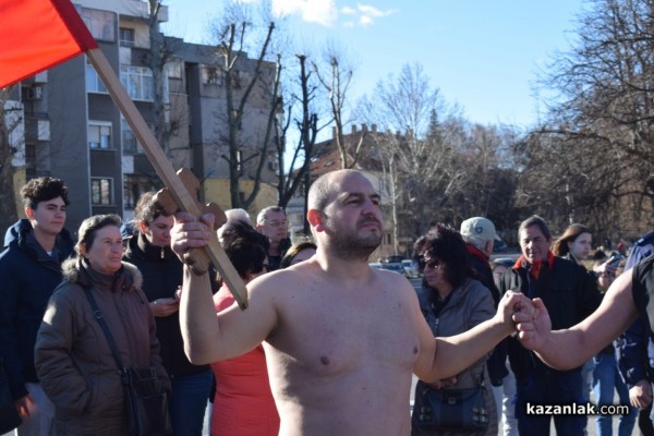 Христовият кръст в Казанлък е спасен от Димитър Кацаров / Видео