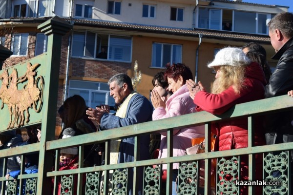 Христовият кръст в Казанлък е спасен от Димитър Кацаров / Видео