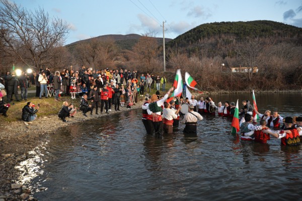 Марио Григоров спаси кръста в Шипка