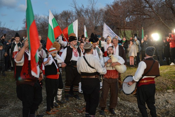 Марио Григоров спаси кръста в Шипка