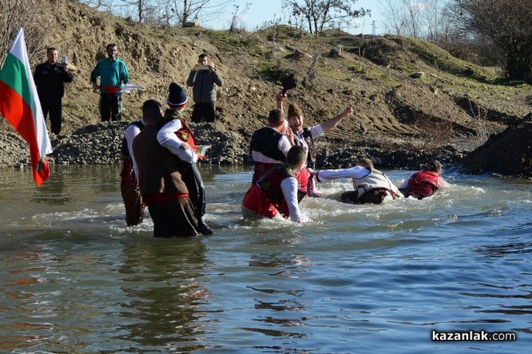 В Бузовград 25–годишният Георги Кънев хвана богоявленския кръст