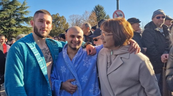 Христовият кръст в Казанлък е спасен от Димитър Кацаров / Видео