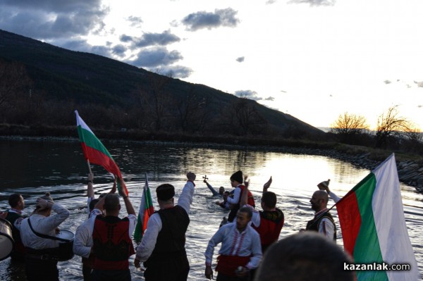 Марио Григоров спаси кръста в Шипка