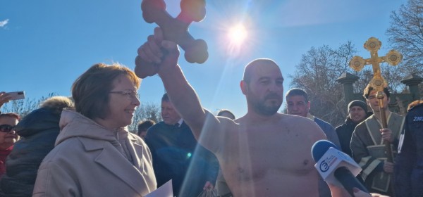 Христовият кръст в Казанлък е спасен от Димитър Кацаров / Видео