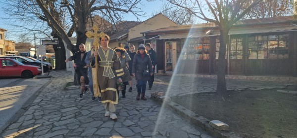 Христовият кръст в Казанлък е спасен от Димитър Кацаров / Видео