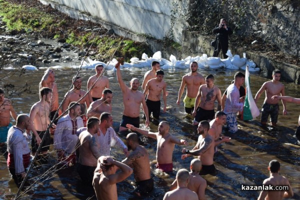 Христовият кръст в Казанлък е спасен от Димитър Кацаров / Видео