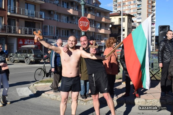 Христовият кръст в Казанлък е спасен от Димитър Кацаров / Видео