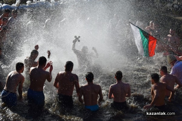 Христовият кръст в Казанлък е спасен от Димитър Кацаров / Видео
