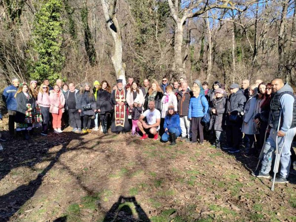 18-годишен извади кръста в Мъглиж