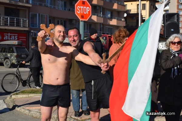 Христовият кръст в Казанлък е спасен от Димитър Кацаров / Видео