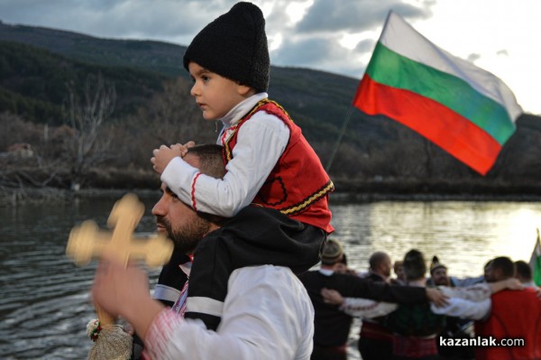 Марио Григоров спаси кръста в Шипка