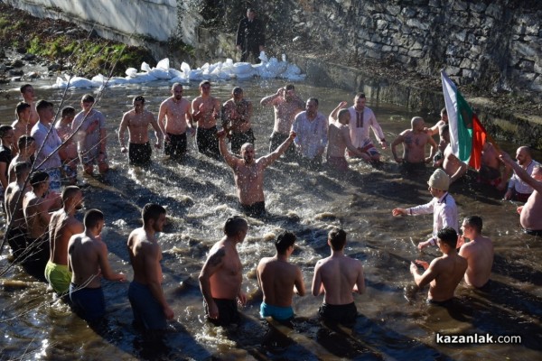 Христовият кръст в Казанлък е спасен от Димитър Кацаров / Видео