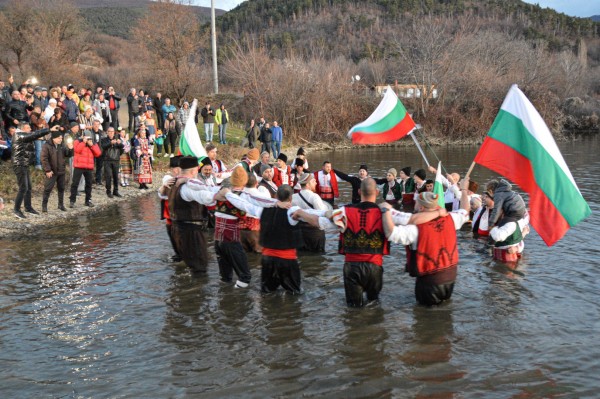 Марио Григоров спаси кръста в Шипка